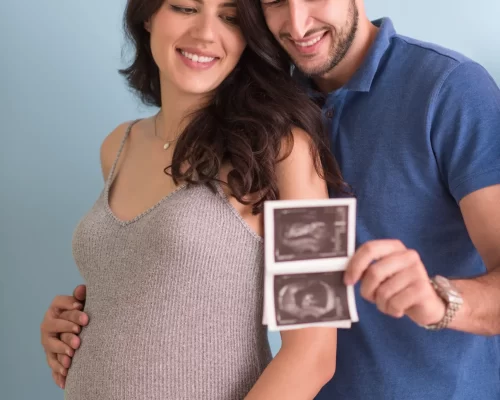 vecteezy_couple-looking-ultrasound-picture-isolated-on-blue-background_31023626